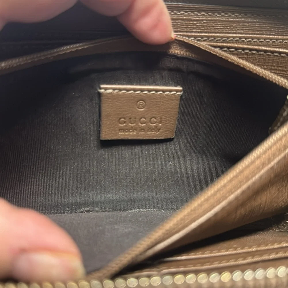 Gucci wallet, used has wear look at pictures the wear is from carrying it - Picture 4 of 6